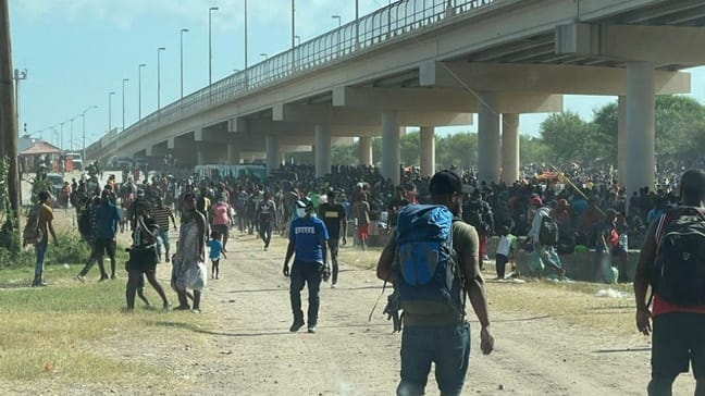 Техас закриває пункти пропуску через кордон, щоб зупинити сплеск мігрантів