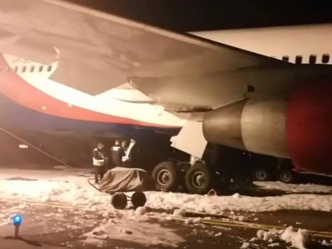 L'aterratge dur del Boeing 767 d'Azur Air a Rússia fa fer mal a 49 passatgers