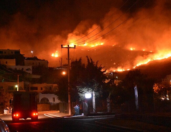 肆虐的土耳其野火引发博德鲁姆和马尔马里斯的游客疏散