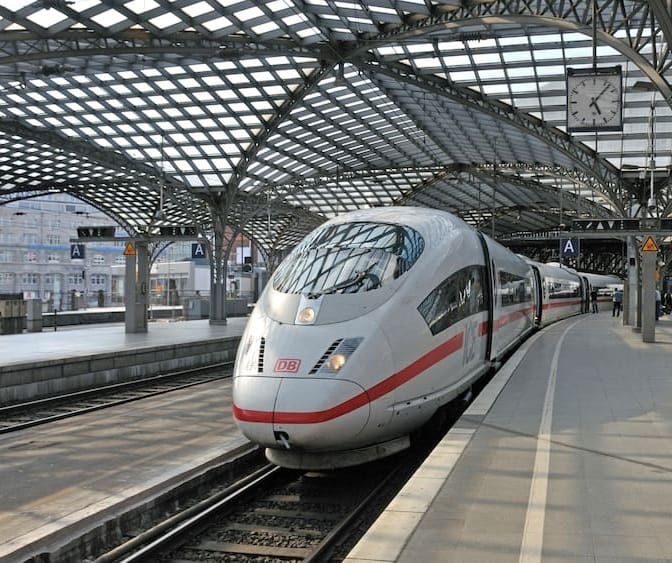 Alman polisi Köln yolcu treninde ev yapımı çivi bombası buldu