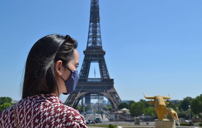 Topeng muka kini wajib di semua tempat pelancongan di Paris