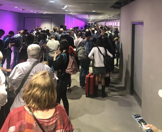 希思罗机场的混乱：巨大的人群淹没了人手不足的机场