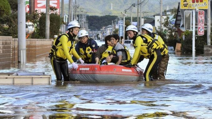 2 души убити, 70 ранени, 3 изчезнали, докато Тайфун Хагибис удря Япония