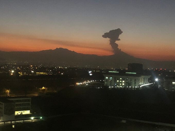 A erupção do vulcão Popocatepetl do México aciona o alerta de 'nível 2'