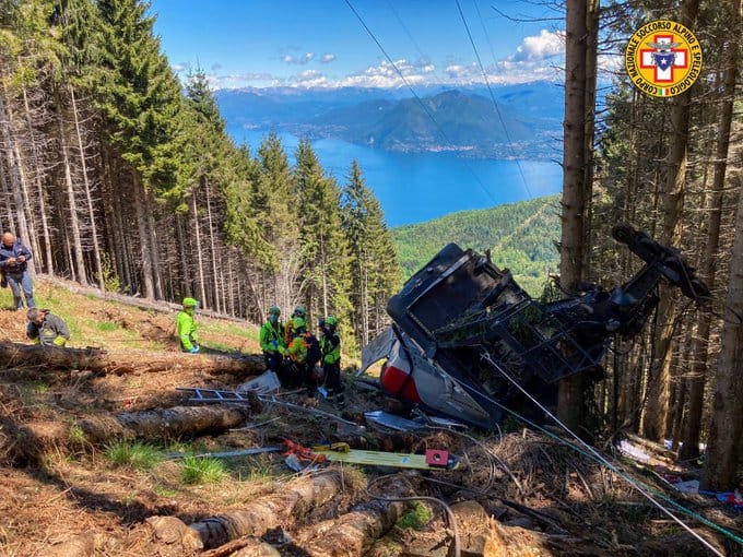 В результате крушения канатной дороги в итальянских Альпах погибли 13 человек, двое ранены