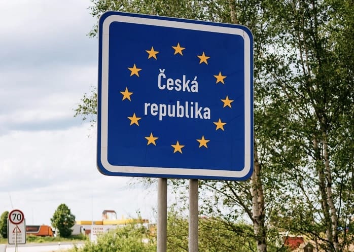 Чех армиясы мыйзамсыз мигранттарды суу каптоо үчүн Словакиянын чек арасына жөнөтүлдү