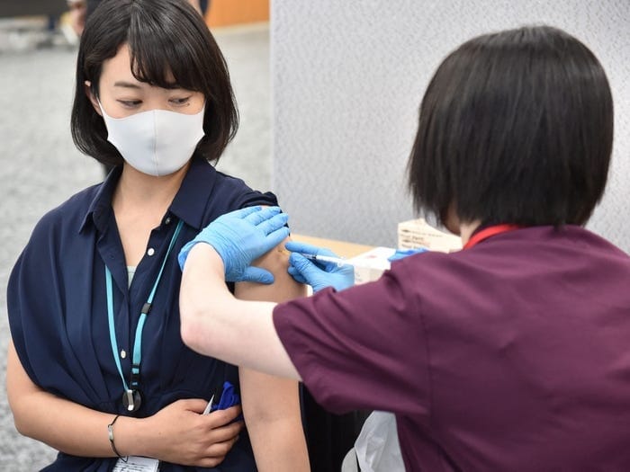 Moderno cepivo proti COVID-19 je bilo na Japonskem prekinjeno po dveh smrti