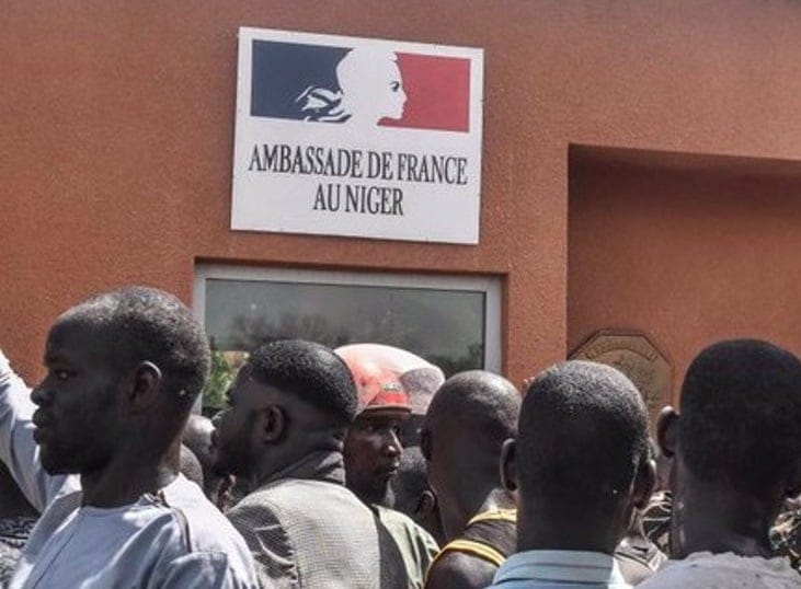 Francie zavírá velvyslanectví a stahuje diplomaty z Nigeru