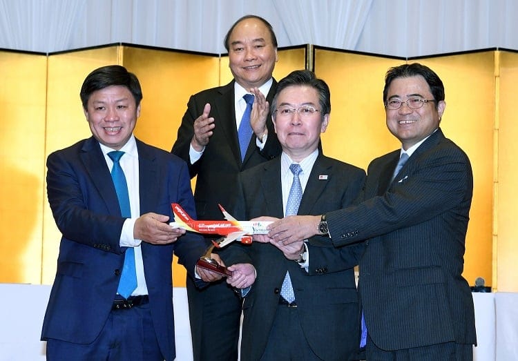 Vietnam-Prime-Minister-Nguyen-Xuan-Phuc-2nd-row-witness-Vietjet's-new-route-advertising-ceremony