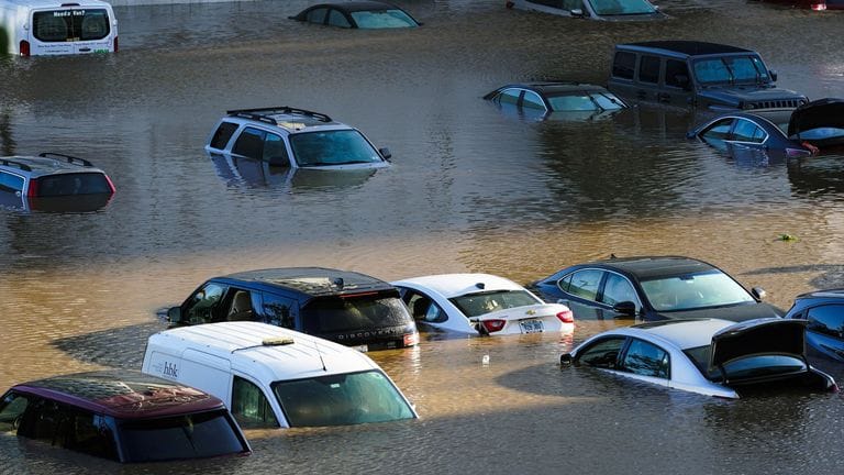 Pri katastrofálnych záplavách na severovýchode USA zahynulo najmenej 15 ľudí