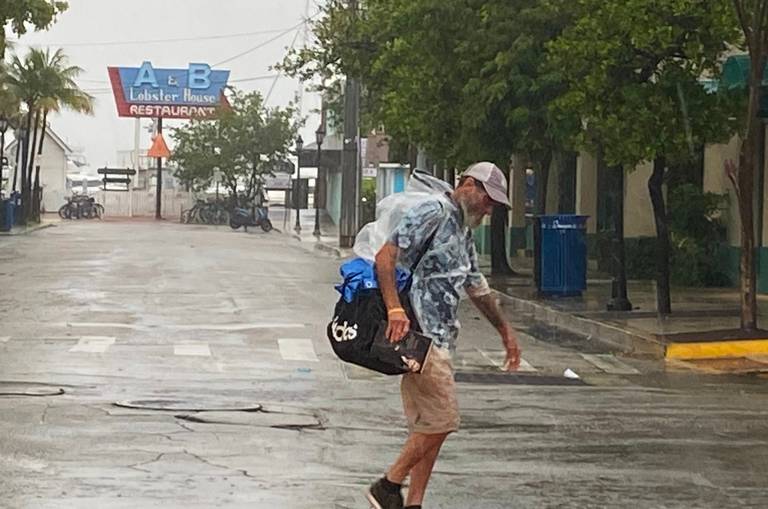 Badai Tropika Elsa melintas di Florida Keys dengan kesan minimum