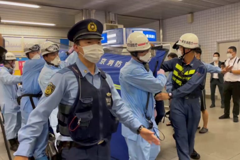 Tio personer skadades i en knivhugg på Tokyos pendeltåg