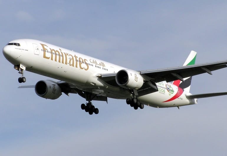 Emirates Disrupts its corporate team in front of the Globe