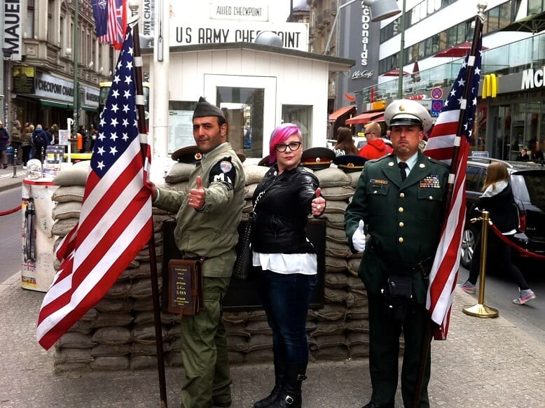Berlin melarang aktor Checkpoint Charlie yang melecehkan turis