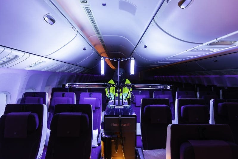 Qatar Airways presenta una nueva tecnología de desinfección de cabina UV a bordo