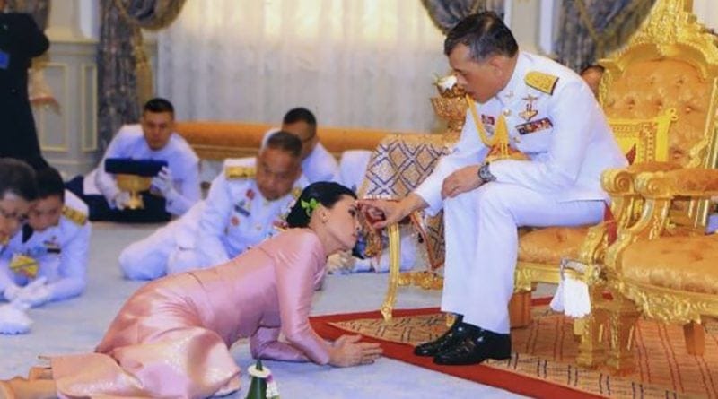 Länge leve kungen av Thailand i Bayern med sin harem av 20 vackra thailändska damer