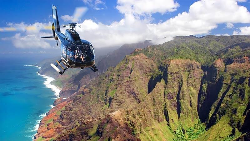 طائرة هليكوبتر سياحية فقدت قبالة كاواي ، هاواي ، يخشى سبعة أشخاص مصرعهم