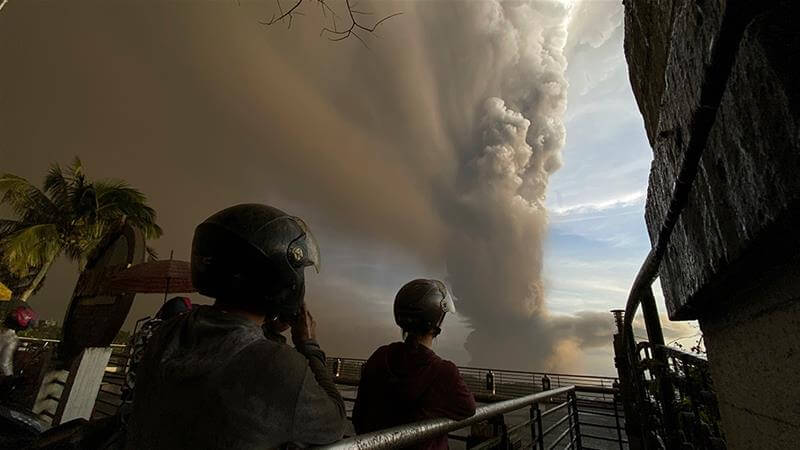 Предупредување за вулкански цунами: Затворен аеродромот во Манила