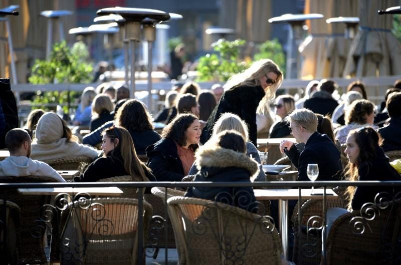 Καλύτερα αργά παρά ποτέ: Η Σουηδία απαγορεύει τελικά δημόσιες συγκεντρώσεις 50 ή περισσότερων ατόμων