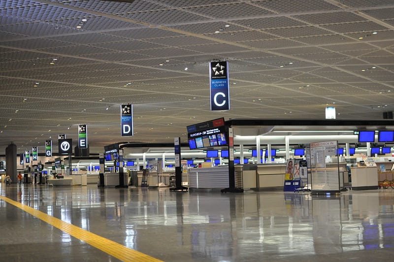 Karantinat e Aeroportit Narita të Tokios që mbërrijnë pasagjer në një kuti kartoni