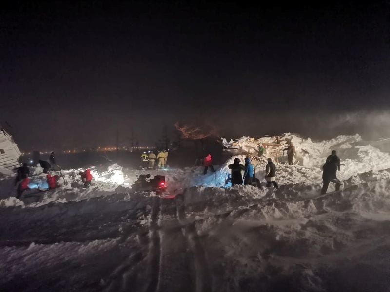 러시아 북극 스키 리조트에서 대규모 눈사태로 XNUMX 명이 사망