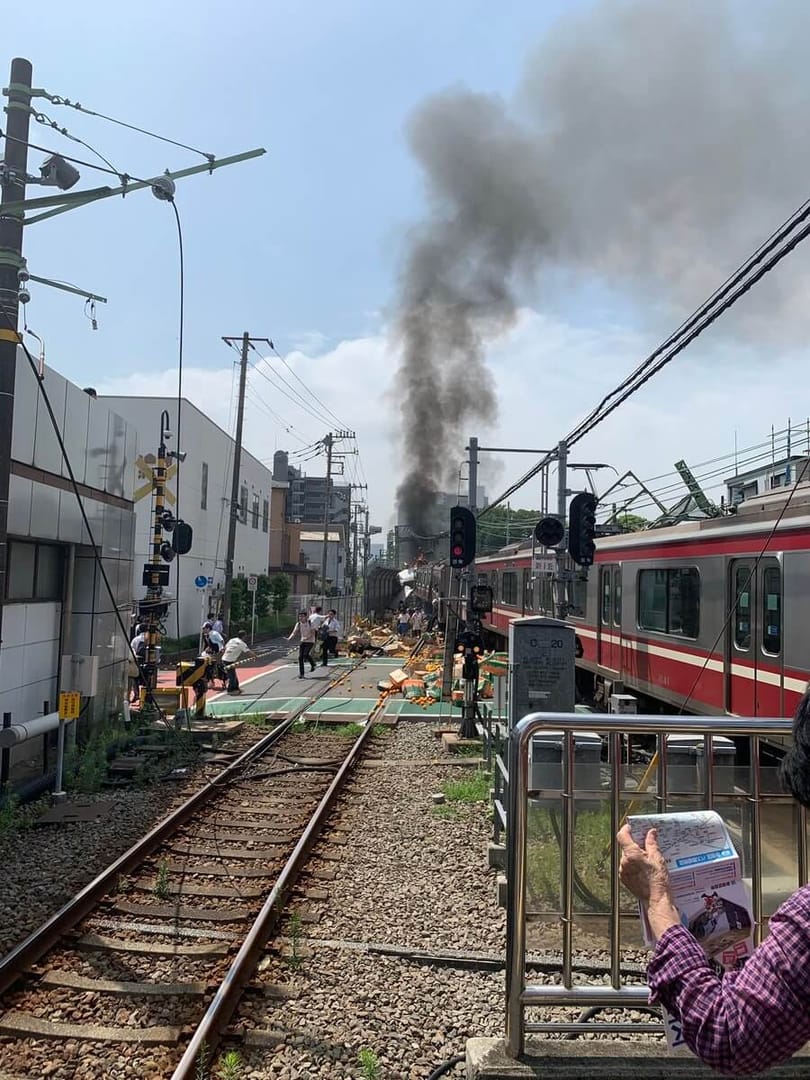 Dusinvis skadet da ekspresstog kolliderer med lastebil i Yokohama, Japan