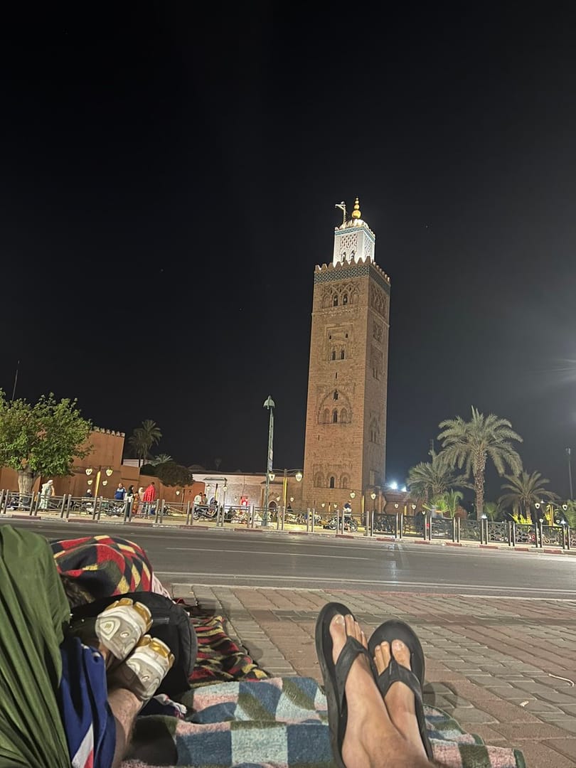 Pelancong Marrakesh memutuskan untuk tinggal di luar