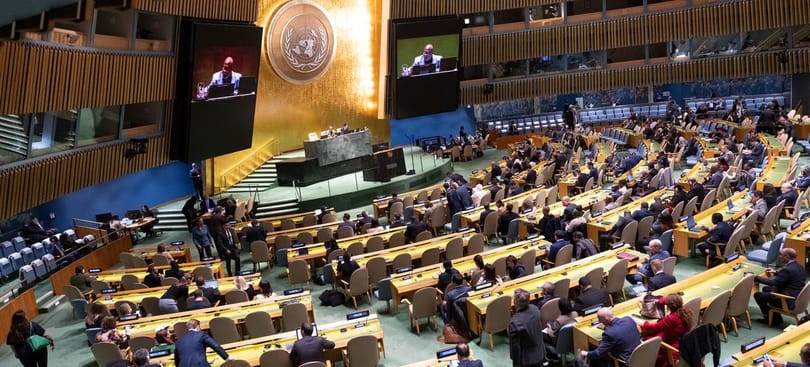 Foto UN-a/Manuel Elías Predsjednik Generalne skupštine UN-a Dennis Francis (na ekranu) obraća se na nastavljenom sastanku 10. vanredne posebne sjednice o situaciji na okupiranoj palestinskoj teritoriji