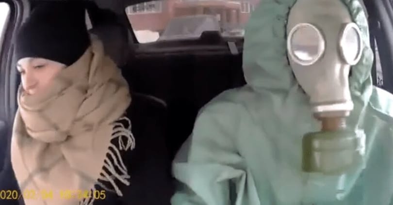 Hazmat-dragt-iført russisk cabbie griner af hysteri af coronavirus