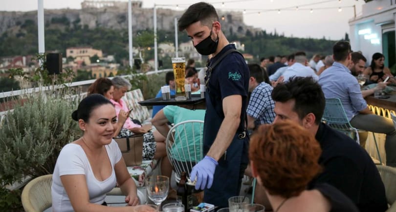 Ресторани, барови и кафулиња повторно се отвораат во Грција по 6-месечно исклучување на КОВИД-19