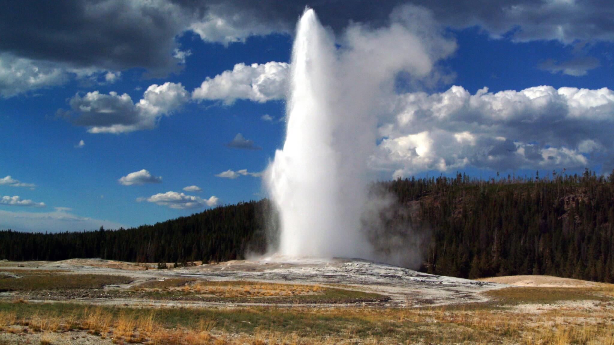 Tipsy Touris Yellowstone tonbe nan pisin tèmik Old Faithful a, entène lopital ak boule grav