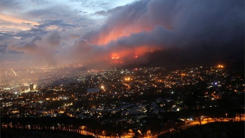 תושבי קייפטאון פונו כששריפה עצומה של הר השולחן משתוללת
