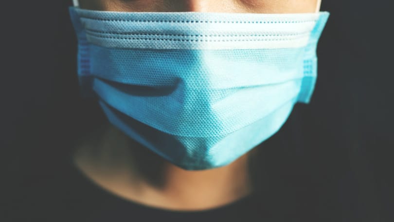 CDC תבקש מאמריקנים מחוסנים לחלוטין ללבוש מסכות פנים בתוך הבית
