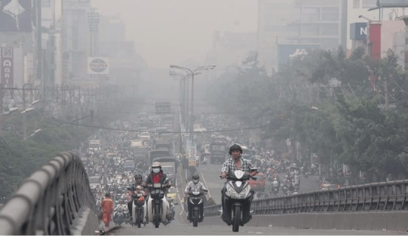 Vizitatorii și rezidenții din Vietnam au avertizat să rămână în interior din cauza calității slabe a aerului
