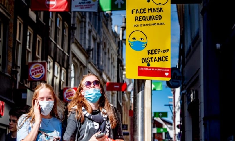 Ámsterdam y Rotterdam ahora requieren máscaras faciales en las concurridas calles de la ciudad