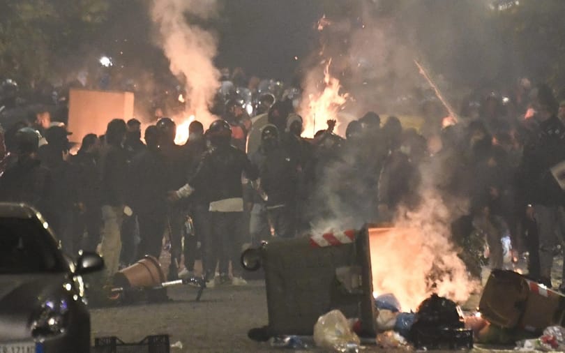 Revoltele violente împotriva blocării izbucnesc în Napoli din Italia