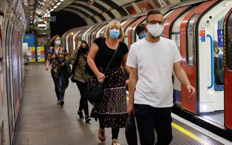 ロンドン地下鉄に戻る必須のマスク