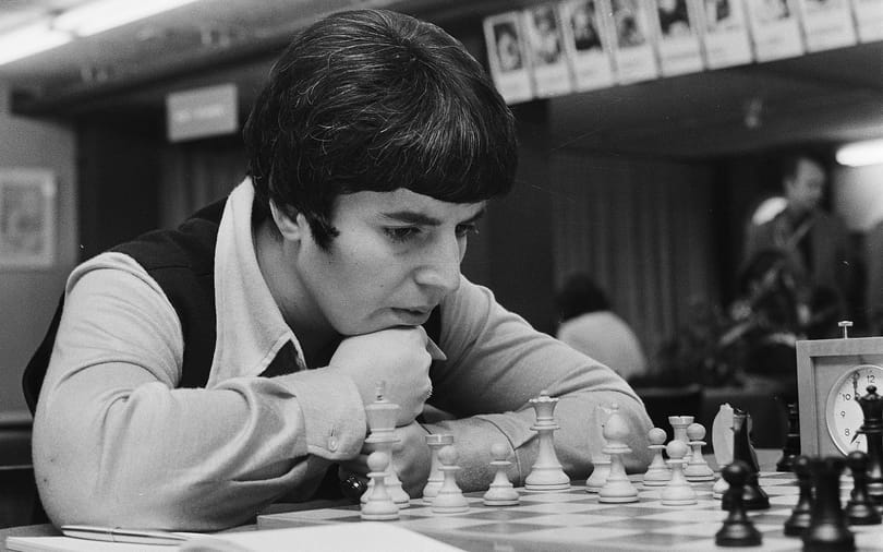 نجمة الشطرنج الجورجية تقاضي Netflix لاتهامها بالروسية
