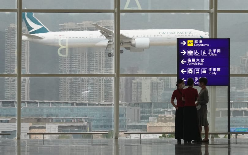 Hongkong zdaj prepoveduje tranzitne potnike iz 150 držav
