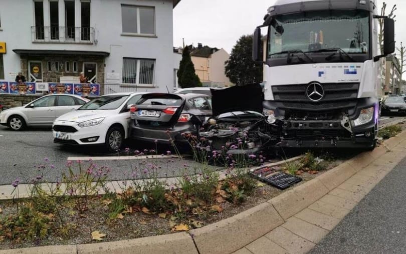 Nehoda nebo útok? V Německu zastavilo 17 lidí zraněných při pluhu kamionu do provozu