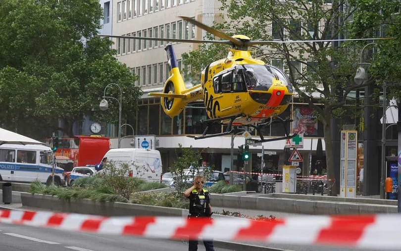 Berlīnē pūlim ietriecoties automašīnai, viens gājis bojā, divpadsmit ievainoti