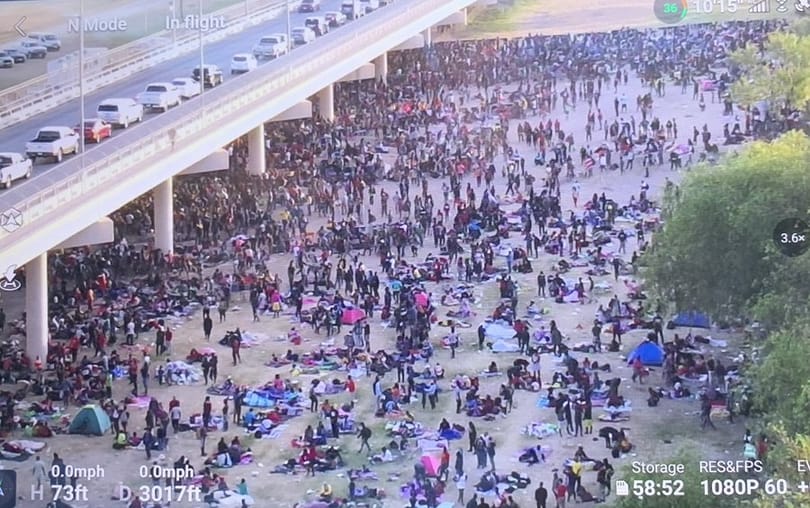 FAA מציבה אזור אסור לעוף מעל גשר טקסס הדחוס עם 10,500 מהגרים בלתי חוקיים