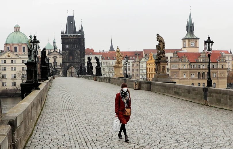 Чешская Республика запрещает непривитым людям посещать все общественные места.
