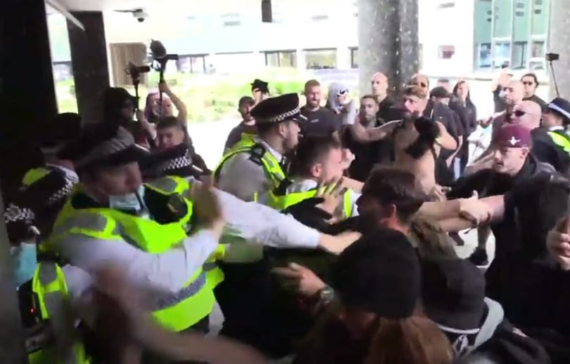 폭력적인 안티-백스 시위대가 BBC 런던 스튜디오를 강타하다