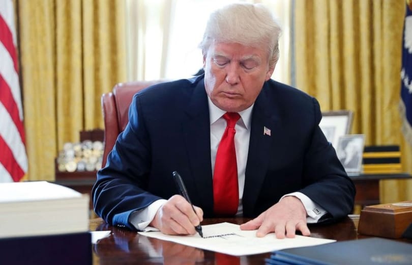 राष्ट्रपति ट्रम्पले अप्रिल २ of सम्ममा अमेरिकामा सबै आप्रवास स्थगित गर्ने आदेशमा हस्ताक्षर गरे