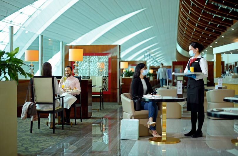 Emirates e bula li-lounges tsa lefats'e ka bophara ho qala ka Cairo