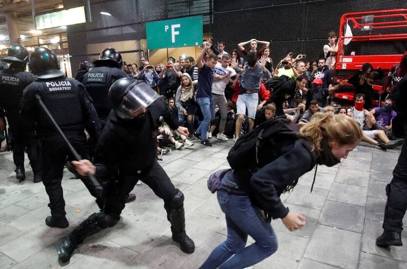 Katalonų protestuotojai nusitaikė į transporto infrastruktūrą, atšaukti skrydžiai, užblokuoti keliai