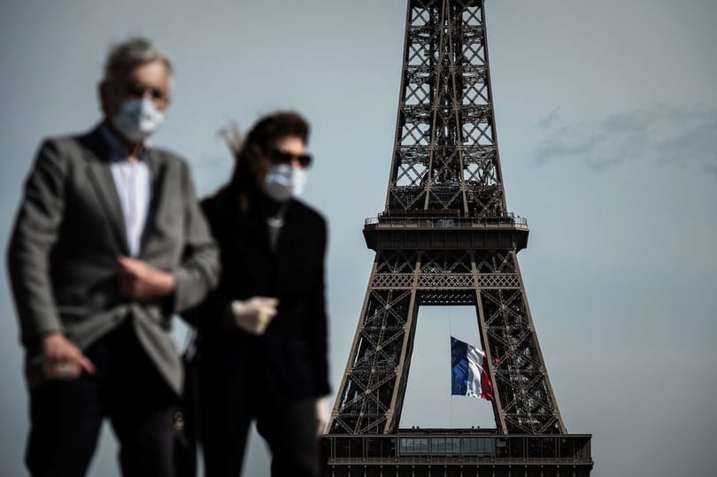 パリでは屋外でマスクを着用することが義務付けられる場合があります