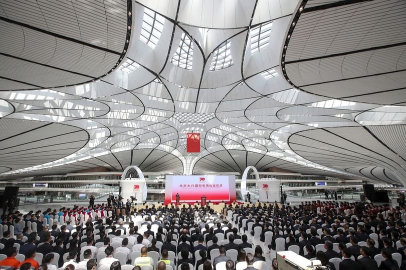 Čína oficiálně otevírá největší letecký uzel na světě