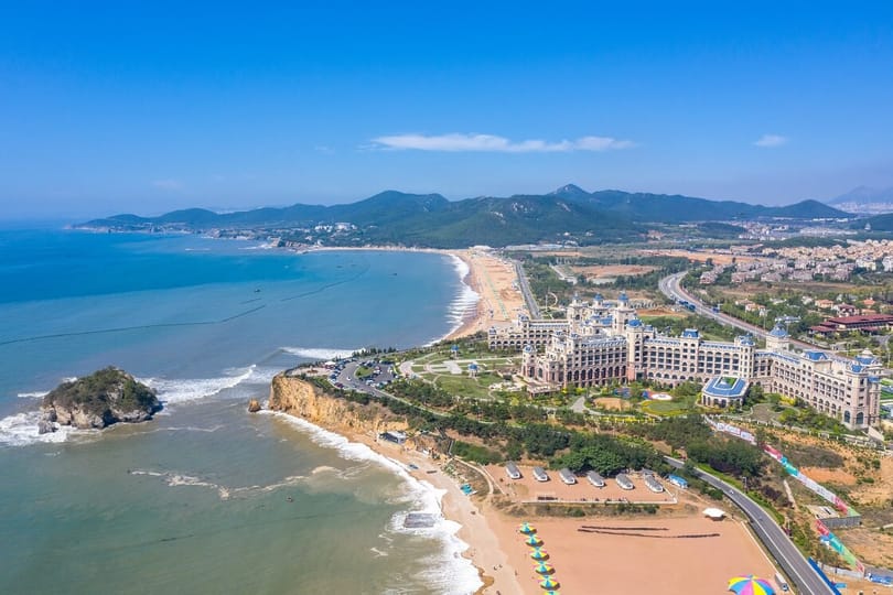 La plage de galets dorés de Dalian de plus en plus pluraliste est favorisée par les touristes